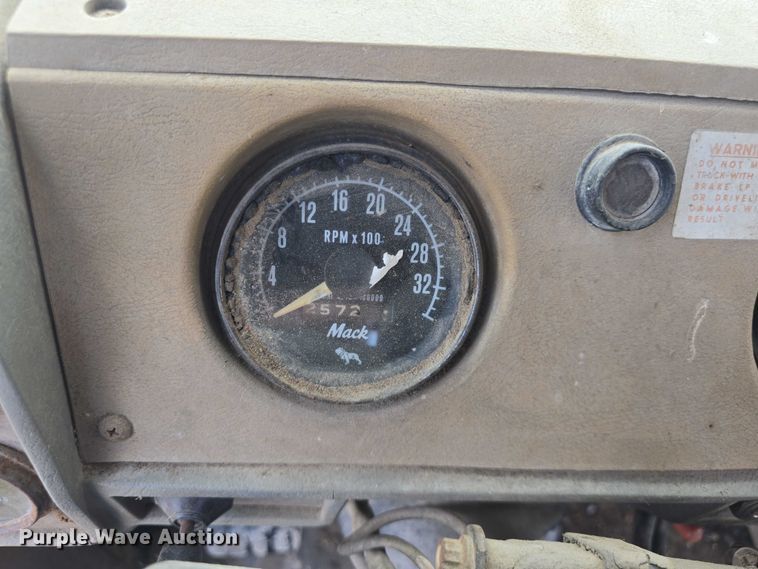 image for item DS3280 1978 Mack R686 semi truck