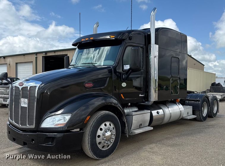 image for item DS4325 2019 Peterbilt 579 semi truck