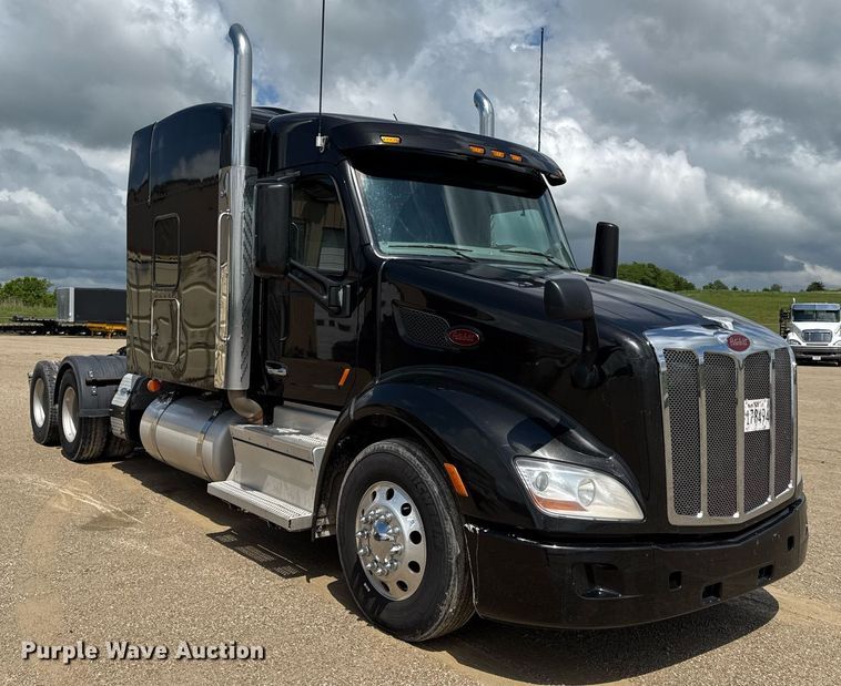 image for item DS4325 2019 Peterbilt 579 semi truck