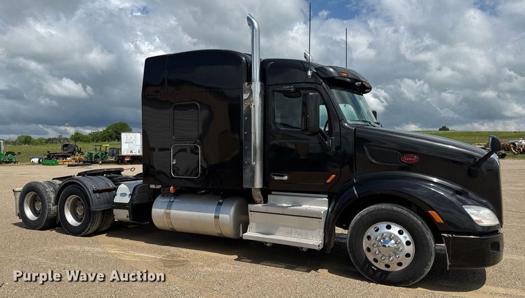 image for item DS4325 2019 Peterbilt 579 semi truck