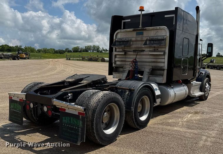 image for item DS4325 2019 Peterbilt 579 semi truck