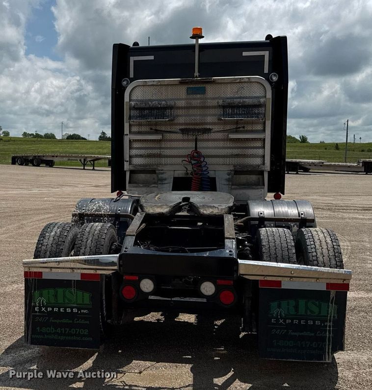 image for item DS4325 2019 Peterbilt 579 semi truck