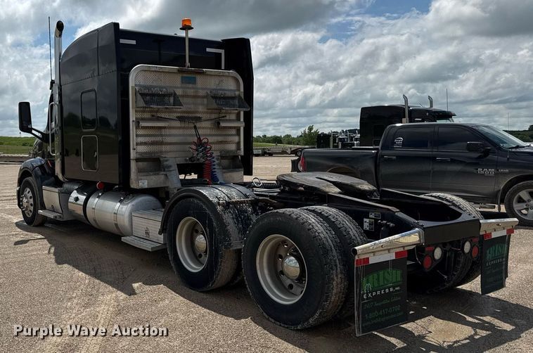 image for item DS4325 2019 Peterbilt 579 semi truck