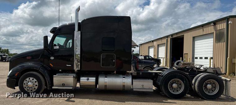 image for item DS4325 2019 Peterbilt 579 semi truck