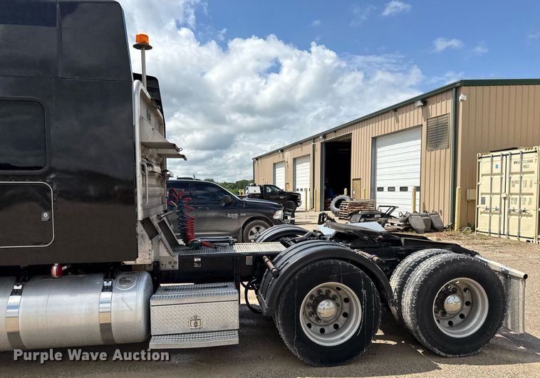 image for item DS4325 2019 Peterbilt 579 semi truck