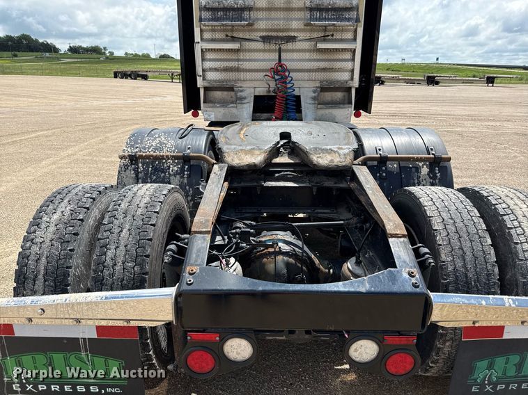 image for item DS4325 2019 Peterbilt 579 semi truck