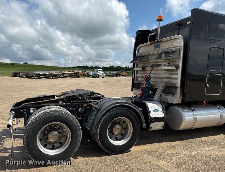 image for item DS4325 2019 Peterbilt 579 semi truck