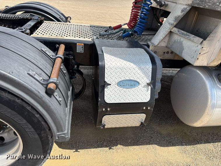 image for item DS4325 2019 Peterbilt 579 semi truck