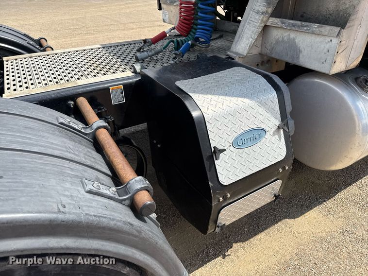 image for item DS4325 2019 Peterbilt 579 semi truck