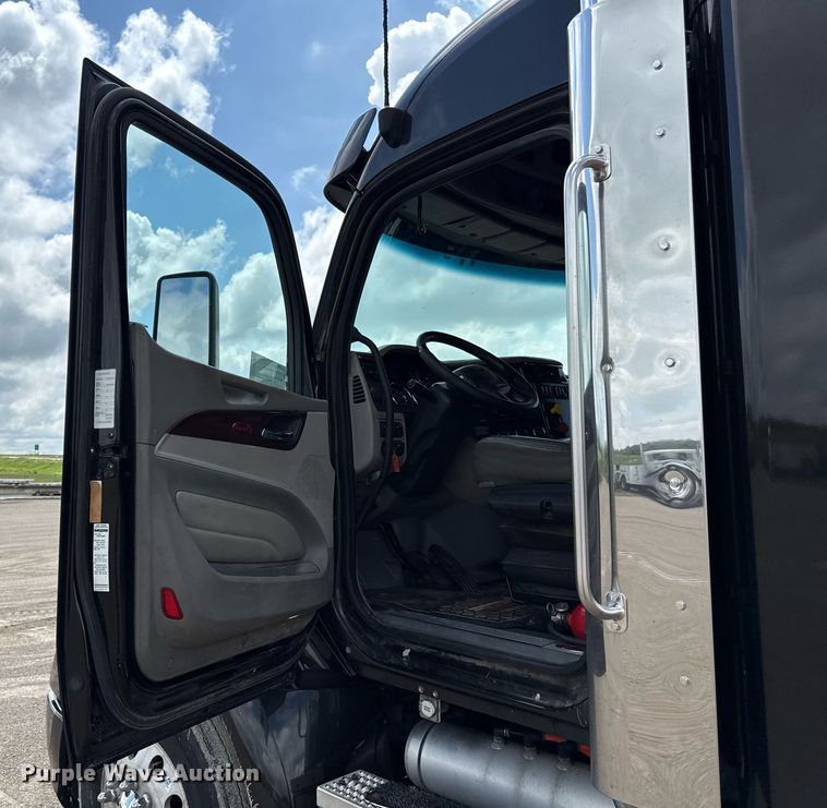 image for item DS4325 2019 Peterbilt 579 semi truck