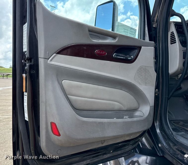 image for item DS4325 2019 Peterbilt 579 semi truck