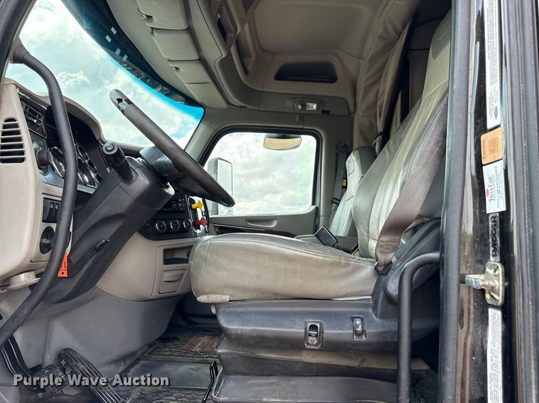 image for item DS4325 2019 Peterbilt 579 semi truck