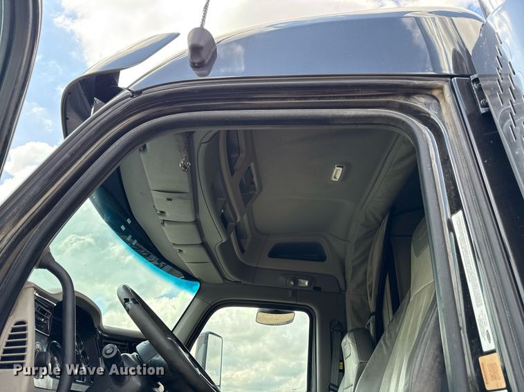 image for item DS4325 2019 Peterbilt 579 semi truck