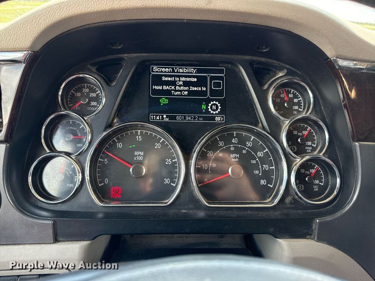 image for item DS4325 2019 Peterbilt 579 semi truck