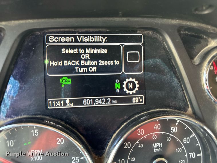 image for item DS4325 2019 Peterbilt 579 semi truck