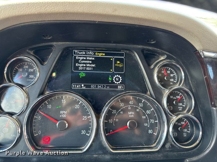 image for item DS4325 2019 Peterbilt 579 semi truck