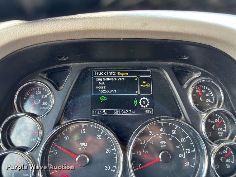 image for item DS4325 2019 Peterbilt 579 semi truck