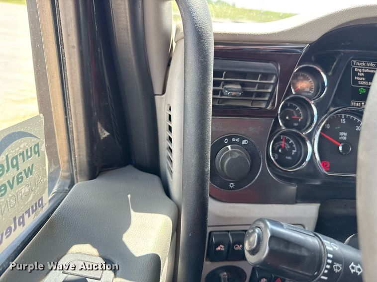 image for item DS4325 2019 Peterbilt 579 semi truck