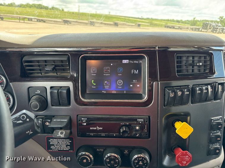 image for item DS4325 2019 Peterbilt 579 semi truck