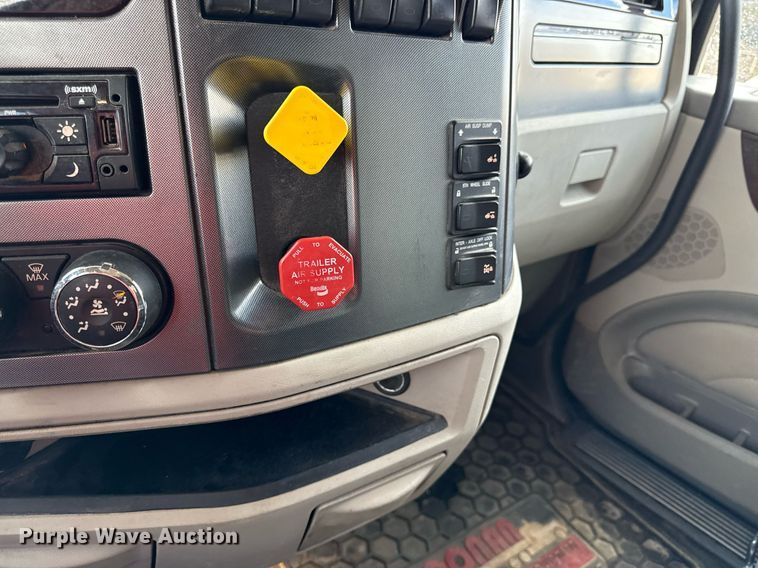 image for item DS4325 2019 Peterbilt 579 semi truck