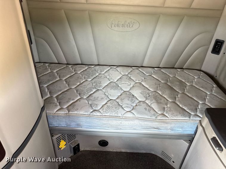 image for item DS4325 2019 Peterbilt 579 semi truck