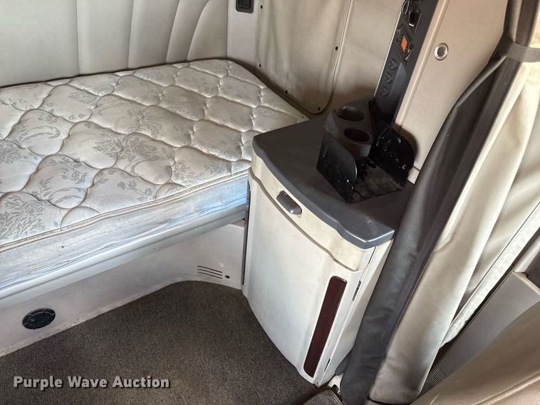 image for item DS4325 2019 Peterbilt 579 semi truck