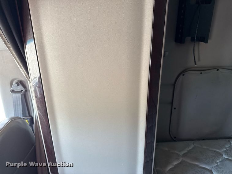 image for item DS4325 2019 Peterbilt 579 semi truck