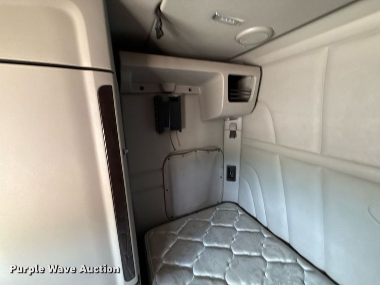 image for item DS4325 2019 Peterbilt 579 semi truck