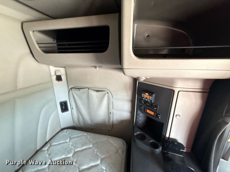 image for item DS4325 2019 Peterbilt 579 semi truck