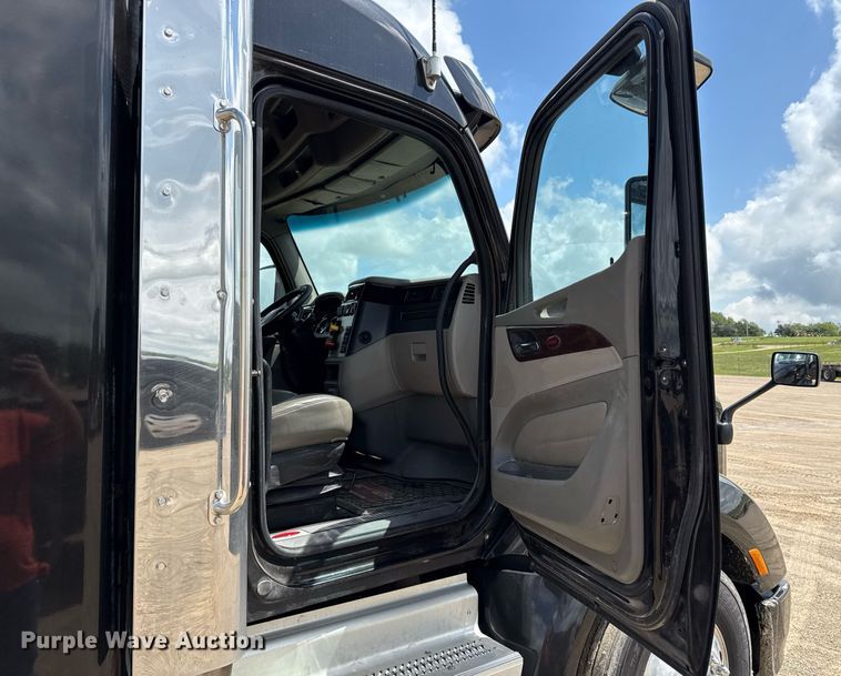 image for item DS4325 2019 Peterbilt 579 semi truck