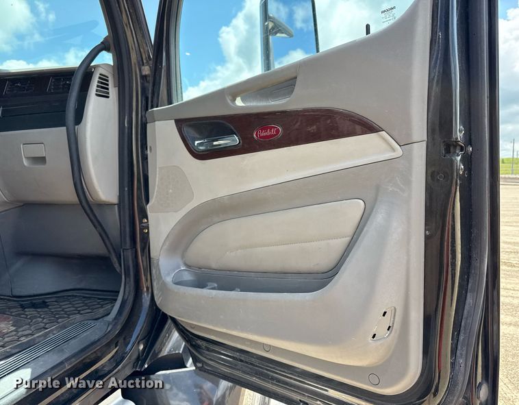 image for item DS4325 2019 Peterbilt 579 semi truck