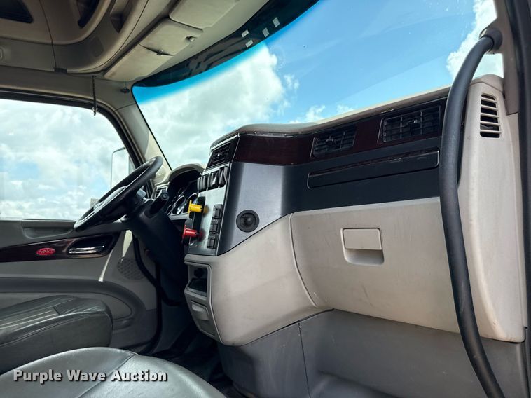 image for item DS4325 2019 Peterbilt 579 semi truck