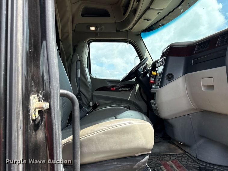 image for item DS4325 2019 Peterbilt 579 semi truck