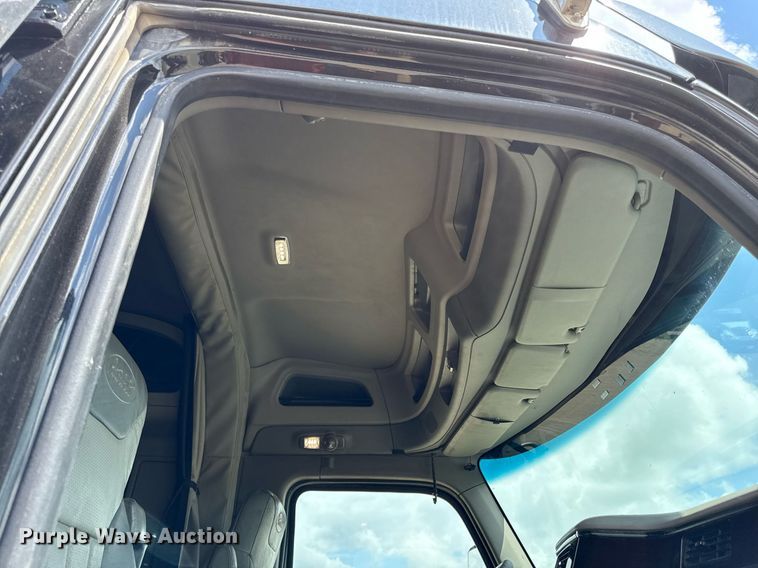 image for item DS4325 2019 Peterbilt 579 semi truck