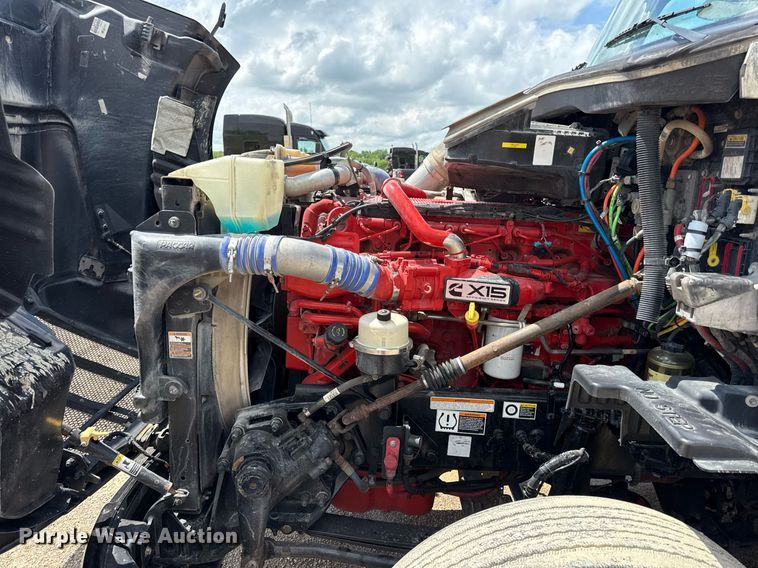 image for item DS4325 2019 Peterbilt 579 semi truck