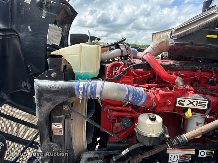 image for item DS4325 2019 Peterbilt 579 semi truck