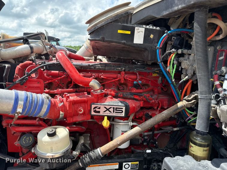 image for item DS4325 2019 Peterbilt 579 semi truck