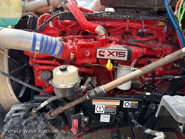 image for item DS4325 2019 Peterbilt 579 semi truck