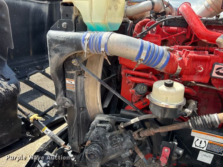 image for item DS4325 2019 Peterbilt 579 semi truck