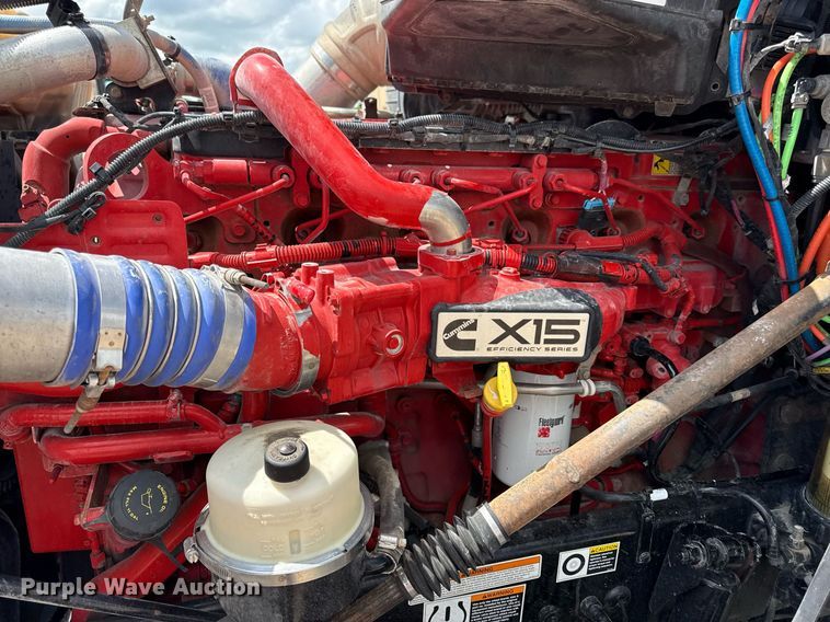 image for item DS4325 2019 Peterbilt 579 semi truck