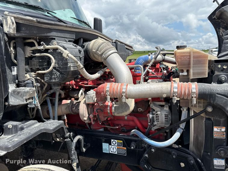 image for item DS4325 2019 Peterbilt 579 semi truck