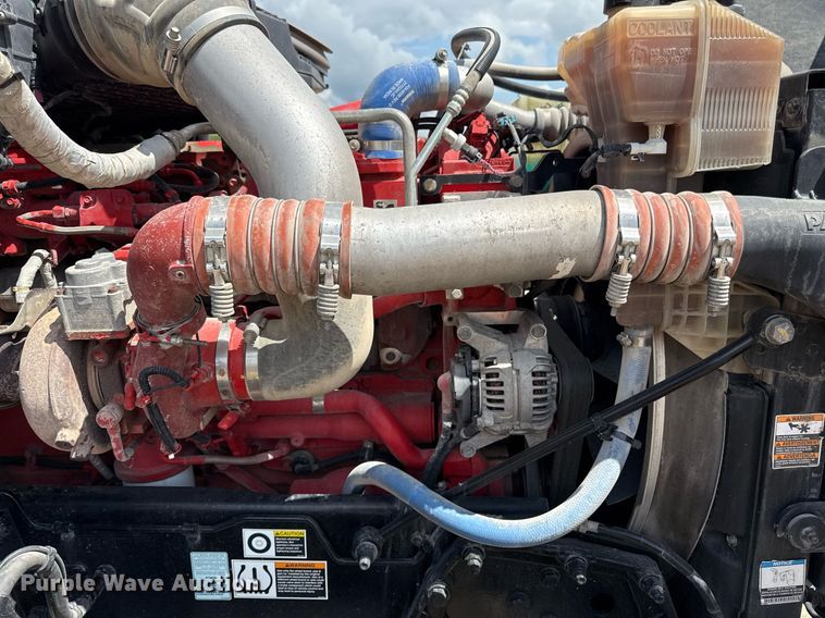 image for item DS4325 2019 Peterbilt 579 semi truck