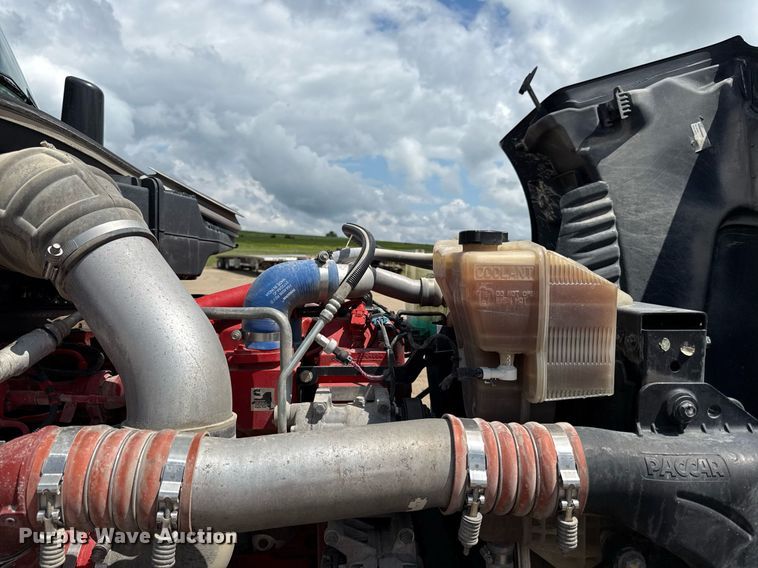 image for item DS4325 2019 Peterbilt 579 semi truck