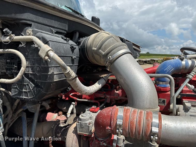 image for item DS4325 2019 Peterbilt 579 semi truck