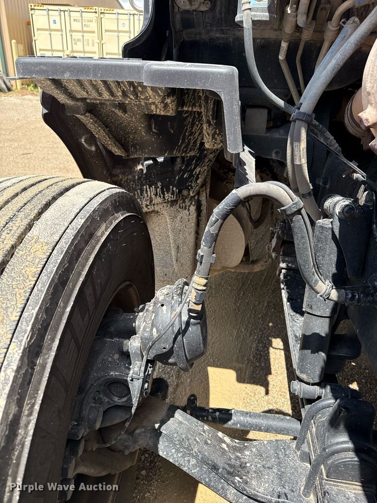 image for item DS4325 2019 Peterbilt 579 semi truck