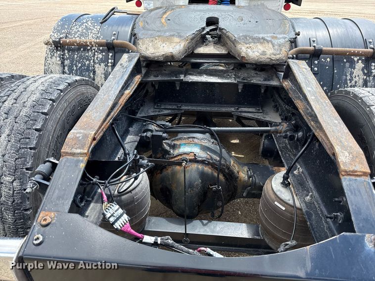 image for item DS4325 2019 Peterbilt 579 semi truck