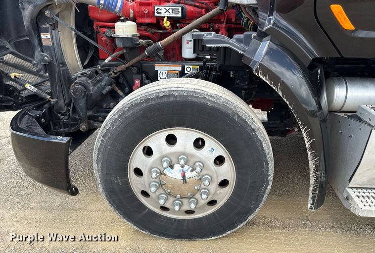 image for item DS4325 2019 Peterbilt 579 semi truck
