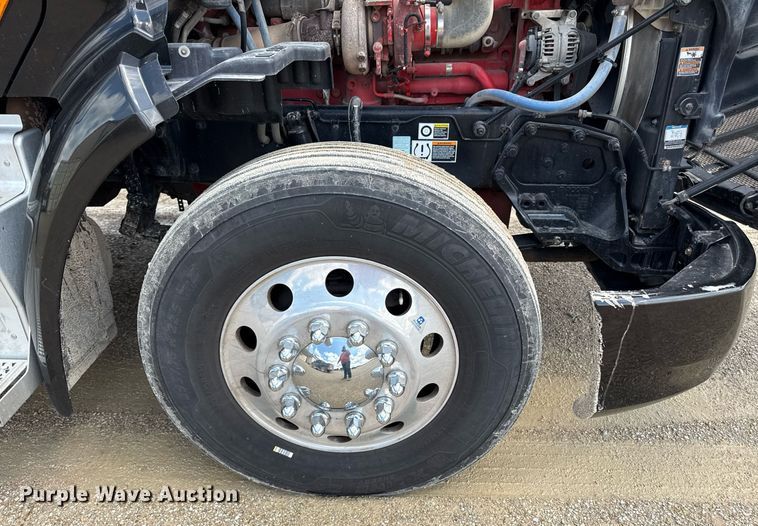 image for item DS4325 2019 Peterbilt 579 semi truck