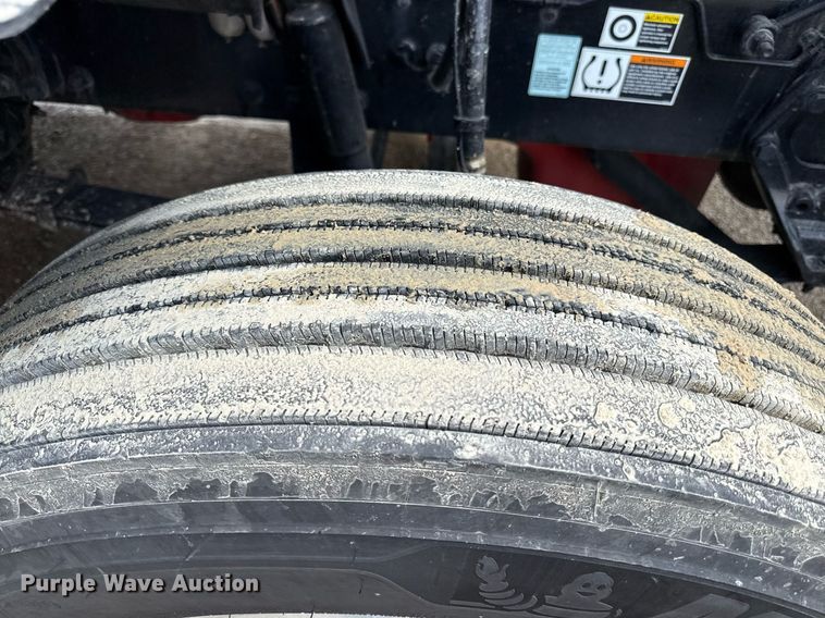 image for item DS4325 2019 Peterbilt 579 semi truck