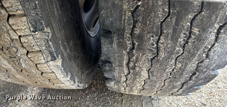 image for item DS4325 2019 Peterbilt 579 semi truck